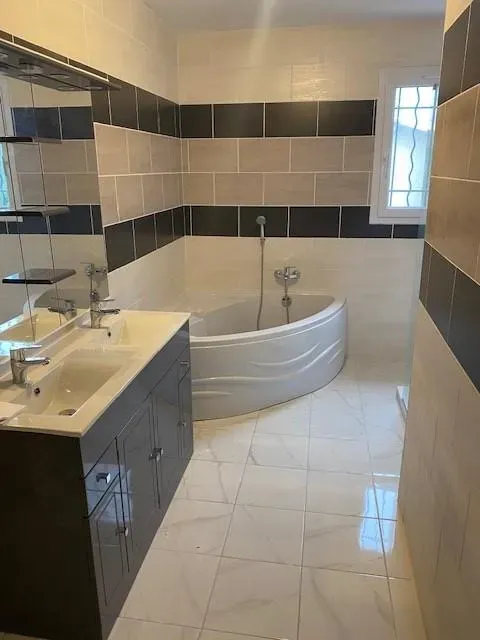 Salle de bains près de Sénas